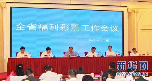 宁浩巧妙地将重庆人特有的幽默感和直爽性格融入影片，让这座城市的市井气息成为影片黑色幽默的最佳注脚。