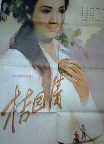 日前美国新奥尔良当地时间15日，斯图尔特一头红发亮相片场，身穿厚重服装身材显臃肿。
