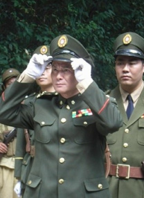 名导伍迪·艾伦再夺荣誉 被授金球奖终身成就奖 2013-09-14 美国当地时间7月13日，美国外国记者协会宣布，著名导演伍迪·艾伦将被授予金球奖塞西尔·B·德米勒终身成就奖。